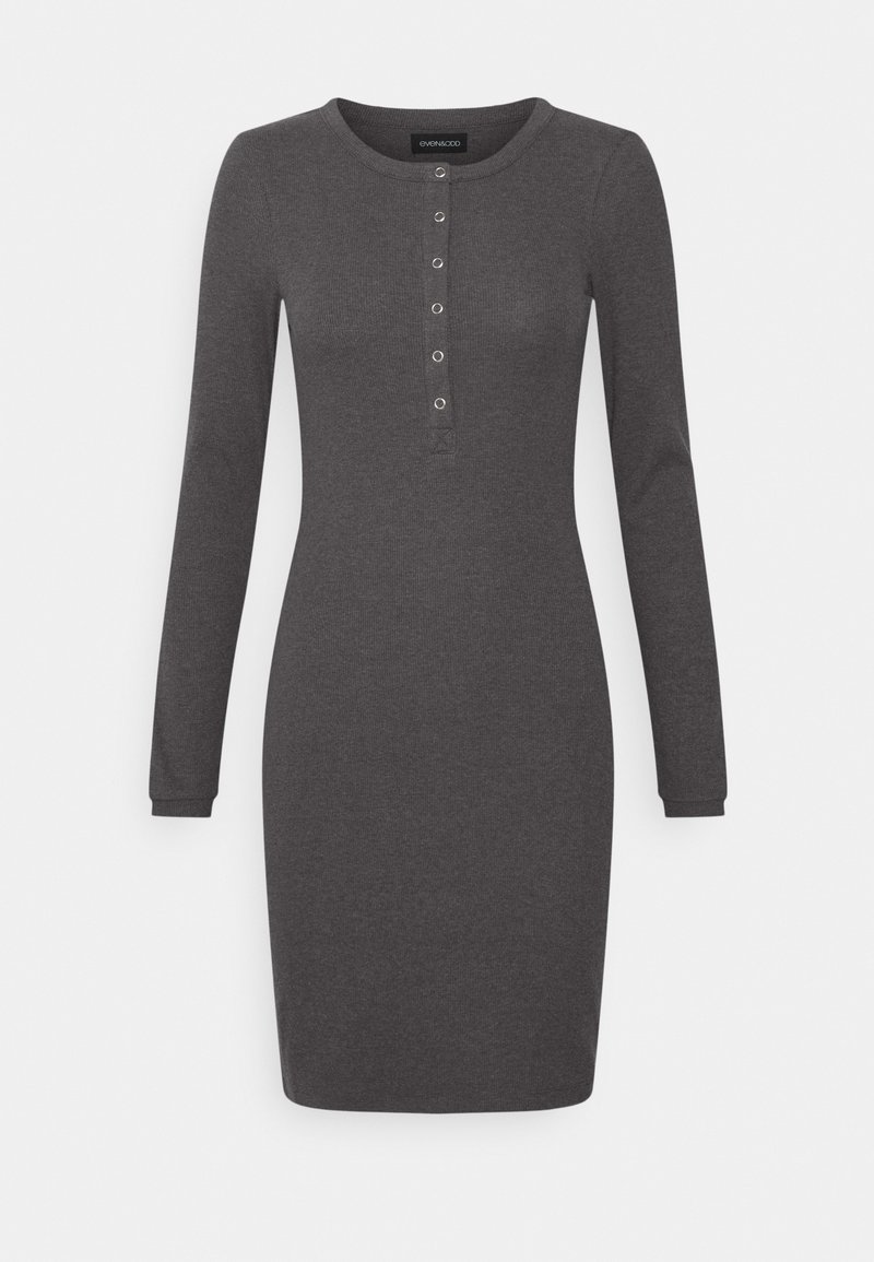 Robe cintrée gris foncé à manches longues avec encolure ronde et patte de boutonnage à l'avant comportant six petits boutons argentés.