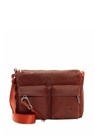 Punane server veekindel kotikott kahe esikohaga, reguleeritava rihmaga ja hõbedaste detailidega; omab tekstureeritud pinda ja lukuga sulgemist.