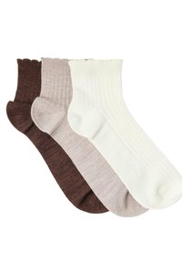 Drei Paar gerippte Socken in Dunkelbraun, Hellbeige und Creme. Jede Socke hat einen gewellten oberen Rand und besteht aus weichem Stoff.