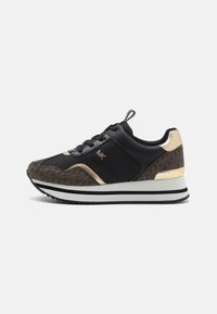 Zwarte sneaker met een gestructureerd bruin patroon, gouden accenten en een wit gestreepte zool. Heeft een gewatteerde kraag en veters.