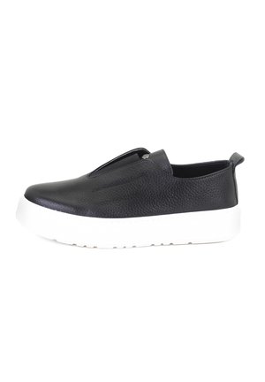 Schwarze Leder-Schlüpfschuhe mit strukturiertem Finish, weißer Gummisohle und elastischen Seitenpaneelen für einfaches Anziehen. Mit einem Rückenschlaufen-Tab.