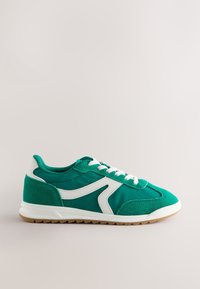 Chaussure de sport verte en tissu et daim, avec des accents et des lacets blancs, une semelle texturée et un design profilé.