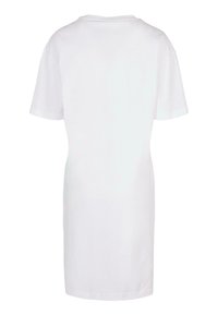 Biała bawełniana sukienka t-shirtowa z krótkimi rękawami, okrągłym dekoltem oraz prostym wzornictwem. Prosty krój, sięgający tuż powyżej kolan.