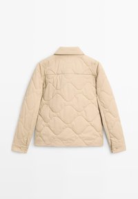 Beżowa pikowana kurtka z kołnierzem, długimi rękawami, teksturowanym falistym wzorem oraz mankietami na guziki, pokazana od tyłu.