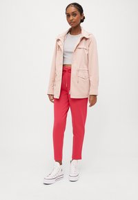 ONLY Petite ONLPOPTRASH LIFE EASY - Broek - viva magenta