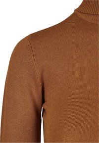 Pull à col roulé en maille côtelée marron montrant l'épaule et la partie supérieure de la poitrine.