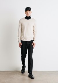 Calvin Klein STRUCTURE SWEATER - Strikkegenser - stony beige