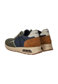 Sneakers con pannelli in suede verde e sintetico blu navy, dettagli in suede marrone, intersuola beige e ammortizzazione ad aria trasparente.