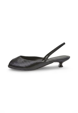 Scarpa slingback in pelle nera con tacco basso, punta quadrata e finitura testurizzata, mostrata di profilo su sfondo bianco.