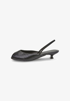Scarpa slingback in pelle nera con tacco basso, punta quadrata e finitura testurizzata, mostrata di profilo su sfondo bianco.