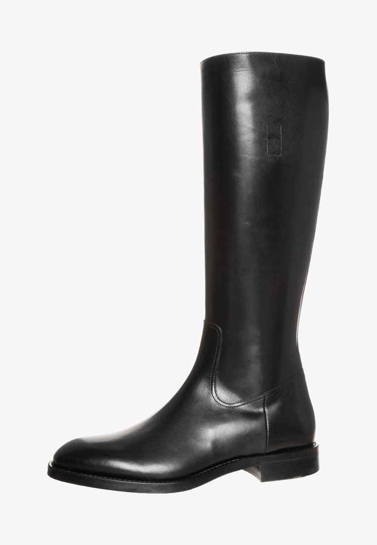 Stivali neri in pelle al ginocchio con una texture liscia, punta arrotondata, tacco basso a blocco e un design minimalista con un dettagli logo discreto.