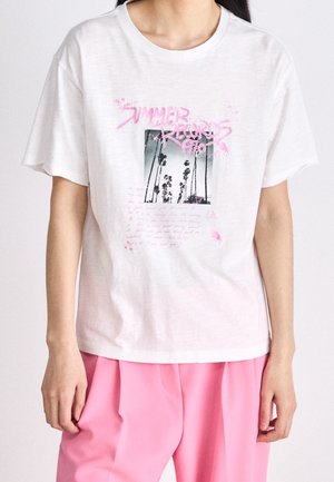 Weißes Baumwoll-T-Shirt mit einem grafiche Druck in schwarzem und rosa Text, versehen mit Palmenbildern und handgeschriebenen Akzenten.