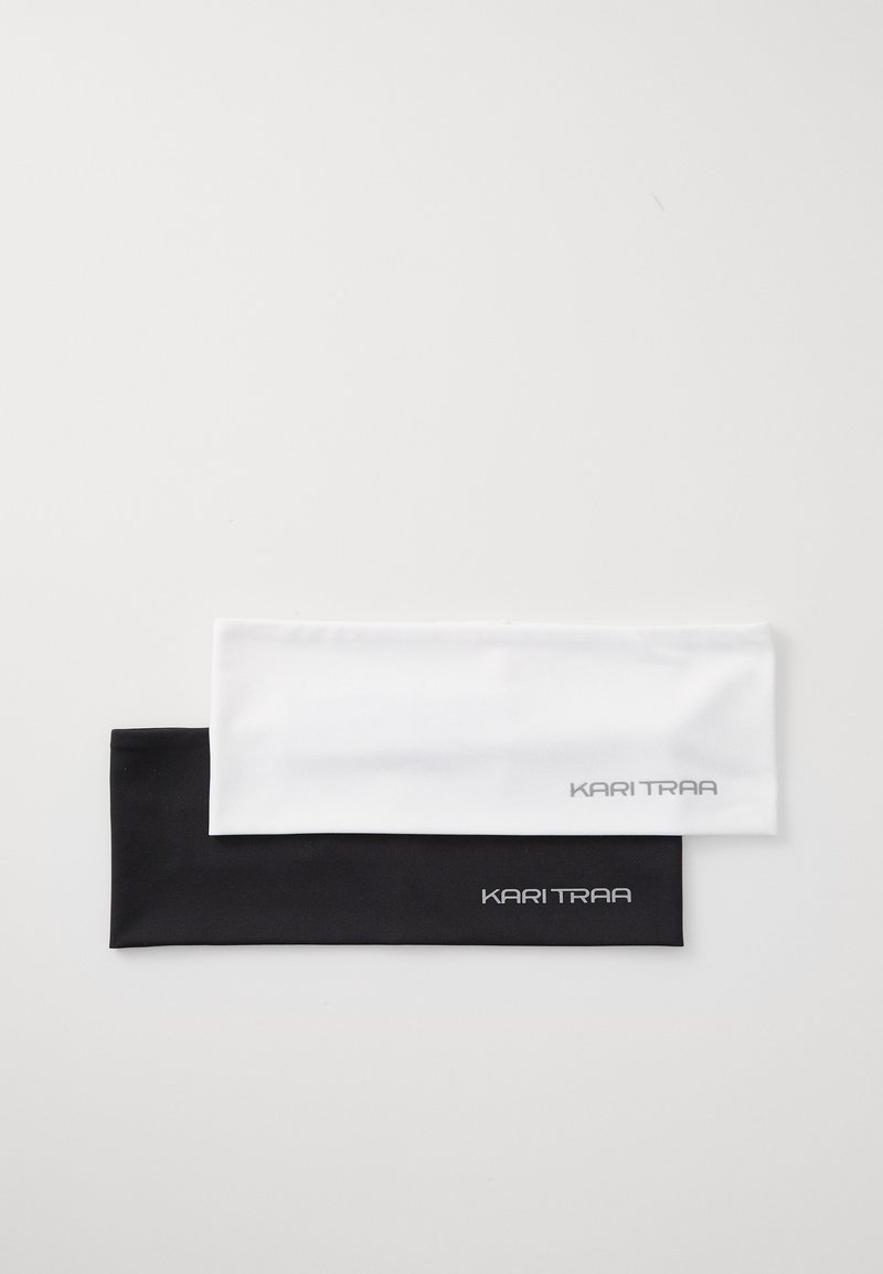 Ensemble de deux bandeaux élastiques en tissu noir et blanc, présentant une texture lisse et le logo "KARI TRAA" imprimé en argent.