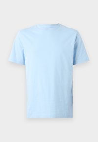 Ανοιχτό μπλε κοντομάνικο T-shirt από βαμβάκι. Διαθέτει στρογγυλή λαιμόκοψη και χαλαρή εφαρμογή. Λείος υφή και ομοιόμορφο χρώμα σε όλη του την επιφάνεια.