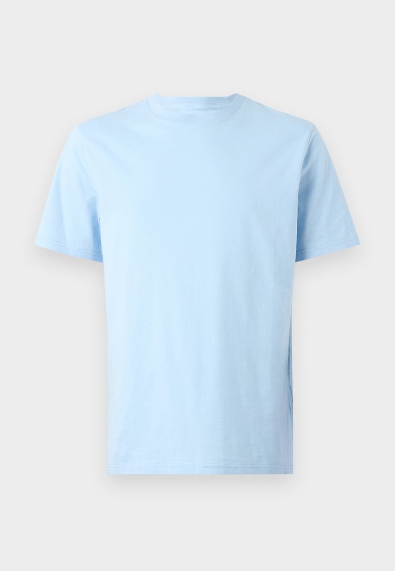 Camiseta de algodón de manga corta en color azul claro. Presenta un cuello redondo y un ajuste relajado. Textura suave y color uniforme en toda la prenda.