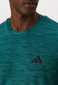 adidas Performance STRETCH - T-skjorte til trening - aurora ivy melange/black