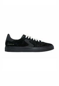 Sneaker nera in suede con lacci bianchi, suola in gomma e dettagli in rilievo sul tallone. Presenta un design elegante e texture a contrasto.