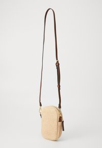 Piccola borsa a tracolla beige intrecciata con bordi arrotondati, manico in pelle marrone regolabile e zip e hardware in tonalità oro.