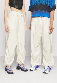 YOURTURN - GENDERLESS PARACHUTE UNISEX - Auduma bikses - white Miniatūras attēls 1