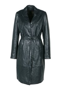 Abrigo negro de cuero con cintura ceñida por un cinturón, que presenta un cuello tipo chal y mangas largas. La superficie es lisa, con un ligero brillo y costuras mínimas.