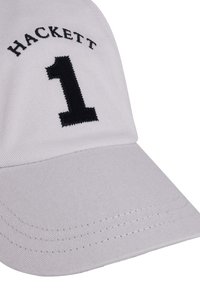 Grå baseballkeps med en böjd skärm. Har svart broderad text "HACKETT" och siffran "1" på framsidan. Texturerad tyg.