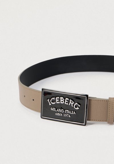 Ζώνη μπεζ από δέρμα με γυαλιστερή μαύρη ορθογώνια πόρπη, στην οποία είναι ανάγλυφο το «ICEBERG MILANO ITALIA since 1974». Ομαλή υφή, ρυθμιζόμενο μέγεθος.
