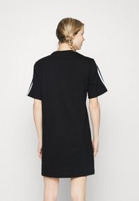 adidas Sportswear ESSENTIALS 3-STRIPES SINGLE BOYFRIEND - Trikotāžas kleita - black