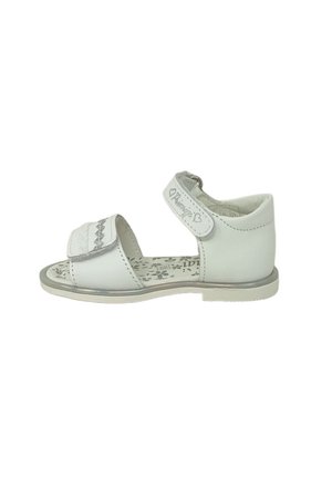Sandal bianca con tomaia in pelle liscia, cinturino regolabile, soletta con motivo floreale e un'accenno di argento lungo la suola.