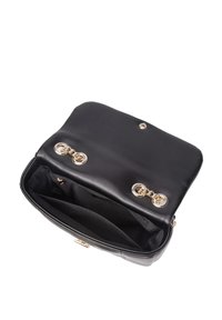Borsa a mano nera in pelle con un esterno liscio e strutturato. Presenta hardware dorato, chiusura a scatto e un ampio interno con scomparti.