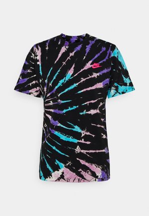 Czarny t-shirt tie-dye z fioletowymi, niebieskimi i różowymi zwojami, z małym czerwonym logo Nike na górnej lewej stronie klatki piersiowej.