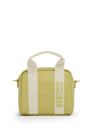 Pequeño bolso rectangular de color verde pálido con asas anchas en color blanco roto, cierre de cremallera y texto de logo vertical en una de las asas.
