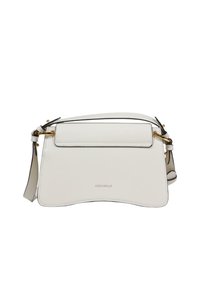 Hvid skuldertaske i læder fra Coccinelle med klaplukning, buet bund og detaljer i guldfarvet metal.