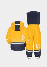 Geel waterdichte jas met een capuchon, marineblauwe accenten en reflecterende strepen. De achterkant toont bijpassende gele waterdichte broek met een ontwerp logo.