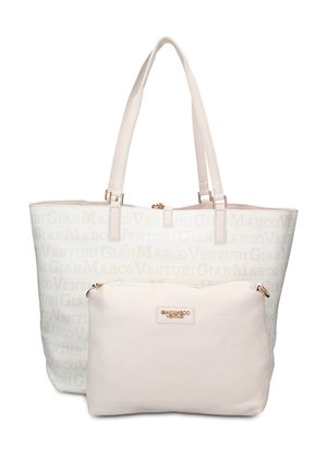 Crèmekleurige tote tas met herhalend "Gian Marco Venturi" logo patroon en bijpassend klein tasje met metalen logoplaatje.
