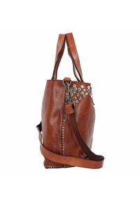 Braune Leder-Schultertasche mit dekorativen metallischen Nieten, Reißverschluss und doppelten Griffen. Verfügt über eine strukturierte Oberfläche und einen verstellbaren Trageriemen.