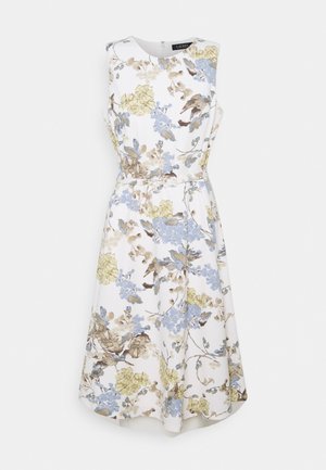 Mouwloze witte jurk met gele, blauwe en beige bloemenprint, ronde halslijn, aansluitende taille en knie-lange A-lijn rok.