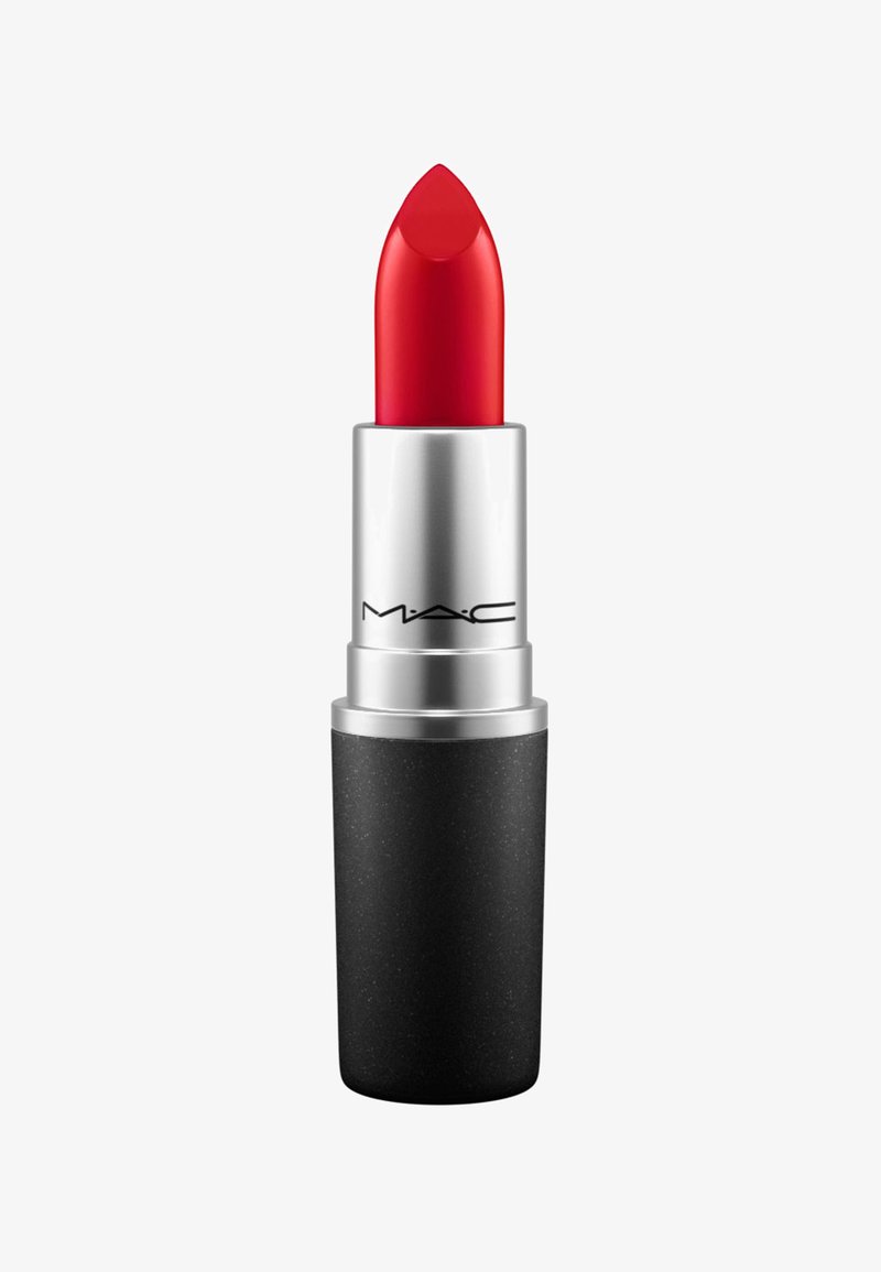Rode lippenstift in een zilveren en zwarte tube. De punt heeft een scherpe tip, met een gladde, glanzende oppervlakte. De basis is mat zwart.