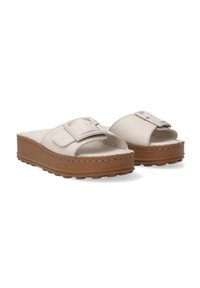 Plattform-Sandalen mit einem cremig-beigen Leder-Obermaterial, breitem Riemen mit rechteckiger Schnalle und einer dicken, braunen strukturierten Sohle.