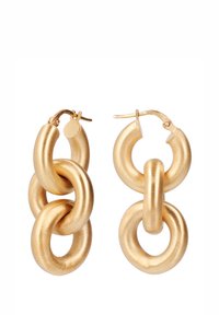 Pendientes de metal dorado que presentan tres eslabones circulares interconectados con un acabado mate. El diseño incluye un cierre de palanca.