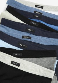 Stapel gefalteter Herrenunterwäsche in verschiedenen Blau-, Grau- und Schwarztönen, jeweils mit einem schwarzen Etikett mit der Aufschrift "NEXT" am Bund.