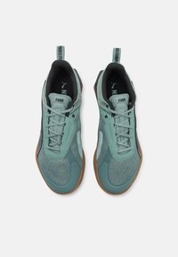 Zapatillas deportivas verde claro con parte superior de malla texturizada, diseño de cordones, suela de goma y acentos flexibles. Cuenta con un lazo en el talón.