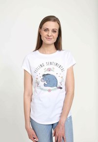 Bílá č Cotton tričko s grafikou modrého osla s květinovými akcenty a textem "Cítím se sentimentálně" v černém písmu.