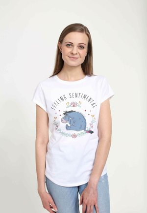 Weißes Baumwoll-T-Shirt mit einem grafischen Motiv eines blauen Maultiers mit floralen Akzenten und dem Text "Feeling Sentimental" in schwarzer Schrift.