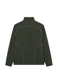 Zelená zipová bunda s vysokým golierom, ryhovanou textúrou, elastickým lemom a kontrastnými švami. Pohľad zozadu ukazuje prispôsobený dizajn.