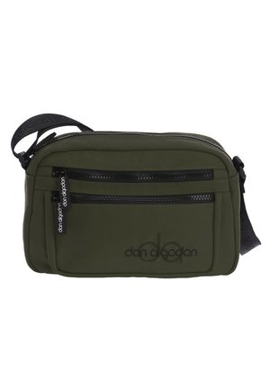 Bolso cruzado de nylon verde oliva con dos bolsillos negros con cremallera, correa ajustable y logo grabado en la parte delantera. Textura suave.