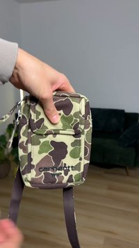 Katonai mintás mini táska vászon anyagból, elülső zsebbel, állítható pántokkal és vastag betűs logóval.