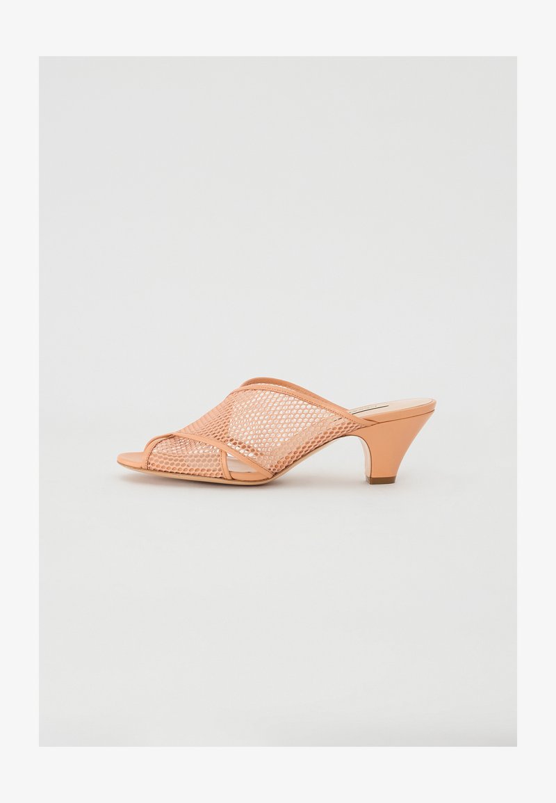 Persikka verkkopohjainen liukusandaali, jossa on avonainen varvas, kaarevalla muotoilulla ja 5 cm:n lohkohakalla lisätuen tarjoamiseksi. Rakenne tuo visuaalista kiinnostavuutta.