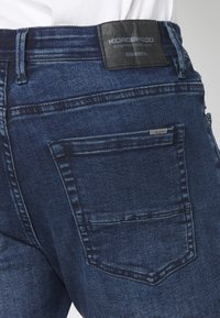 Koroshi STRECTH  STRECT - Kratke hlače od trapera - azul osc   dark blue