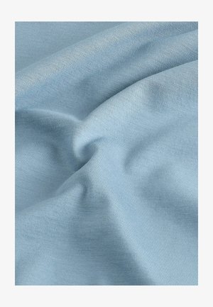 Světle modrá tkanina s hladkým povrchem, která má mírný pružný efekt a jemný, pravidelný tkaný vzor. Žádné viditelné vzory ani ozdobné prvky.