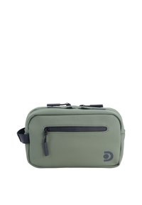 Borsa impermeabile verde con tasca frontale con zip, chiusura con doppia zip e un logo sottile. Texture liscia e forma rettangolare.